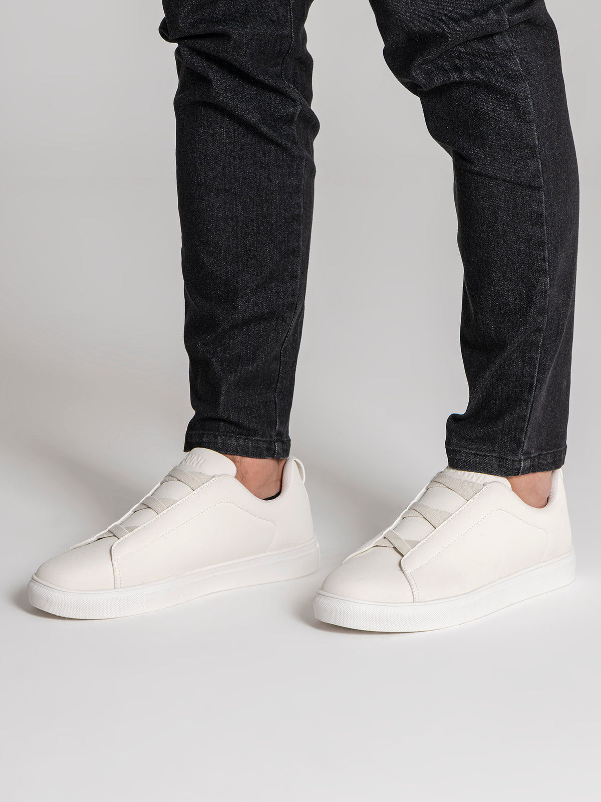 sneakers / White Smart Sneakers