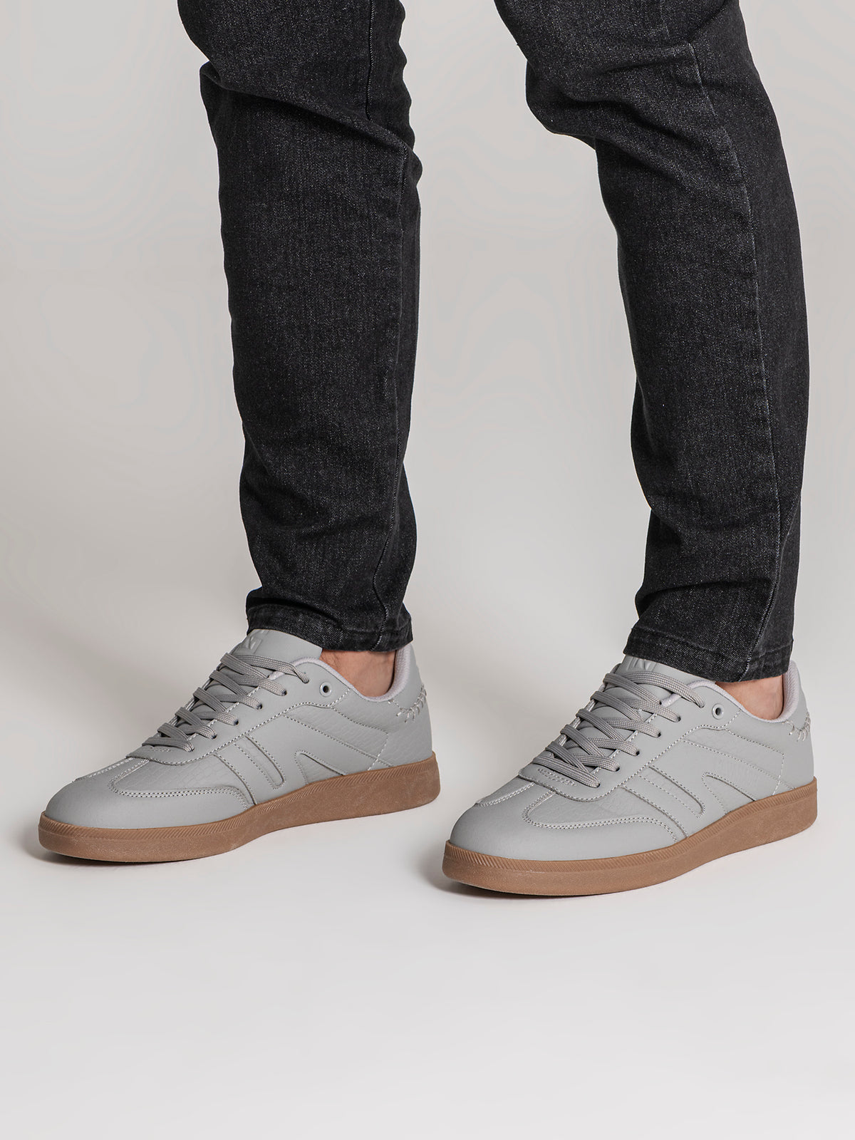 sneakers / Grey Soft Court Sneakers